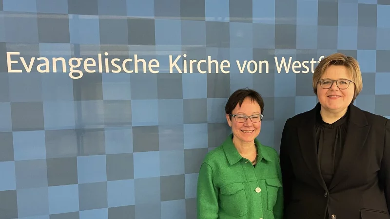Pr&auml;ses Adelheid Ruck-Schr&ouml;der (l.) stellt die neue Theologische Vizepr&auml;sidentin der EKvW, Susanne Falcke vor. - &copy; Carsten Heil