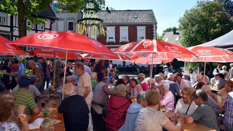 Das Maibaumfest Heiden zieht traditionell viele G&auml;ste an. - &copy; Volker Richter