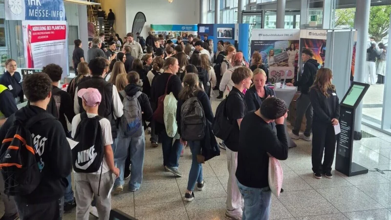 Mehr als 4000 Besucherinnen und Besucher besuchten die rund 90 Aussteller der "Berufe live". - &copy; IHK Lippe