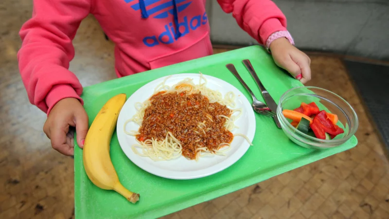 Die SPD fordert Entlastungen für Familien beim Mittagessen der Kinder in Schulen und Kitas in NRW. - © Oliver Krato