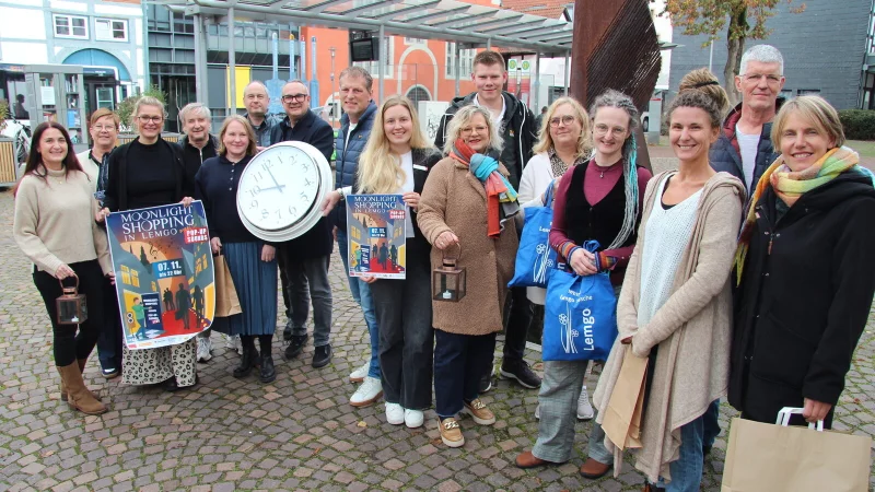 Verantwortliche, Gesch&auml;ftsinhaber, K&uuml;nstler und Sponsoren stehen auf dem Waisenhausplatz und freuen sich aufs n&auml;chste "Moonlight-Shopping". - &copy; Nadine Uphoff