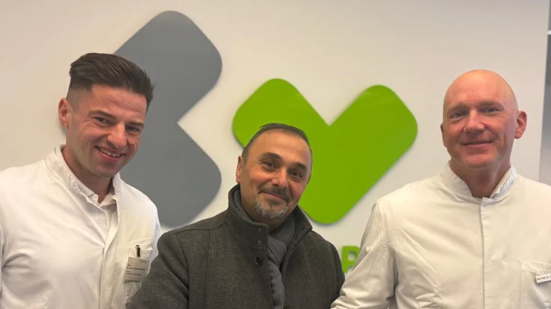 Patient Serdal Cing&ouml;z (Mitte) ist Oberarzt Dr. Fabian Nimczewski (links) und Klinikdirektor Univ.-Prof. Dr. Jens H&ouml;ppner (rechts) dankbar f&uuml;r die fachliche Expertise und menschliche Begleitung. - &copy; Klinikum Lippe / Christian Ritterbach