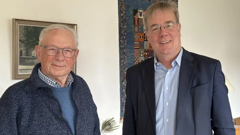Zu einem besonderen Jubil&auml;um konnte Landessuperintendent Dietmar Arends (rechts) jetzt Pfarrer i.R. Martin Hankemeier gratulieren. - &copy; Lippische Landeskirche