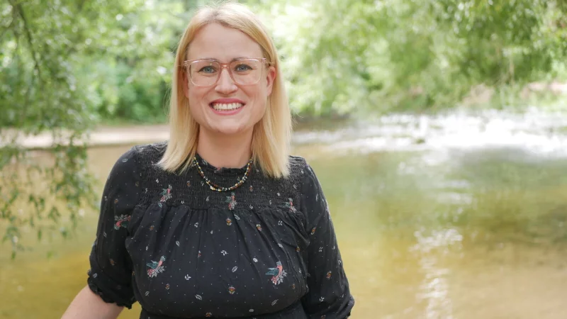 Kim Neef auf dem Gelände des Umweltzentrums Heerser Mühle. - © Felix Neef