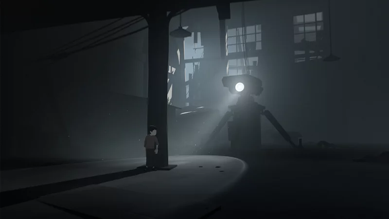 Ein Junge versteckt sich vor einem m&auml;chtigen Scheinwerfer in der unheimlichen Welt von Inside. - &copy; Playdead