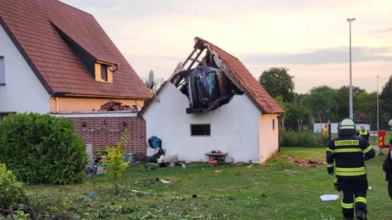 Das mit fünf Personen besetzte Auto landete im Dach des Hauses. Das hatte einen Großeinsatz der Rettungskräfte zur Folge. - © Polizei Osnabrück