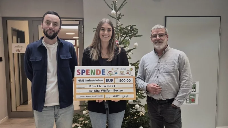 Bäume und Euros für die Kitas: Aileen Wichert (Foto Mitte) von der Ev. Kindertageseinrichtung Wülfer-Bexten; HMS-Geschäftsführer Michael Scarlata (rechts) und Prokurist Philipp Schmidt (links). - © HMS Bau