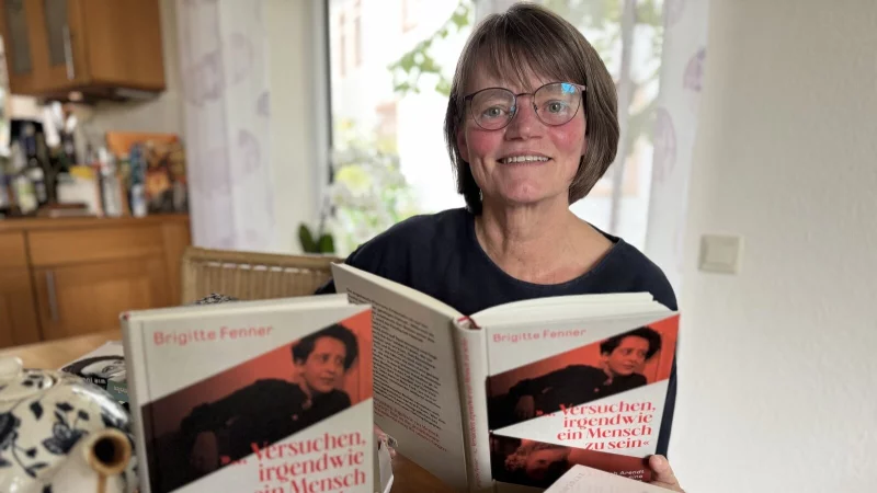 Brigitte Fenner hat mit „Versuchen, irgendwie ein Mensch zu sein – Hannah Arendt und Ruth Cohn – eine Begegnung“ ihr erstes Buch veröffentlicht. - © Sandra Castrup