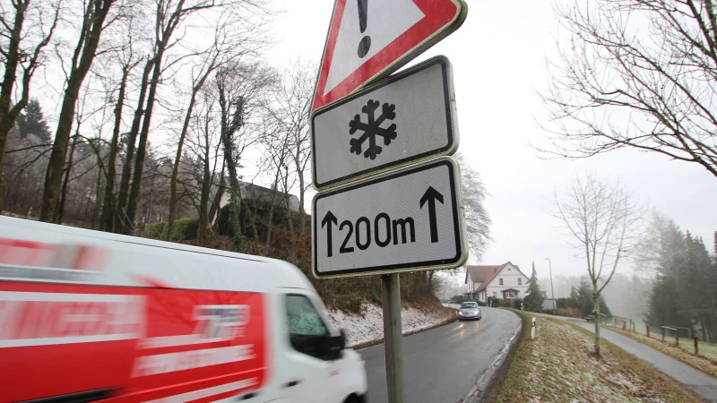 Ein entsprechendes Schild warnt vor Glatteis in der Kurve. - &copy; Archivfoto: Jens Rademacher