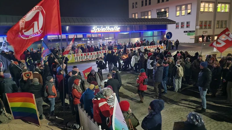 Mehr als 250 B&uuml;rgerinnen und B&uuml;rger haben am Donnerstagabend an einer Mahnwache teilgenommen. - &copy; Nadine Uphoff