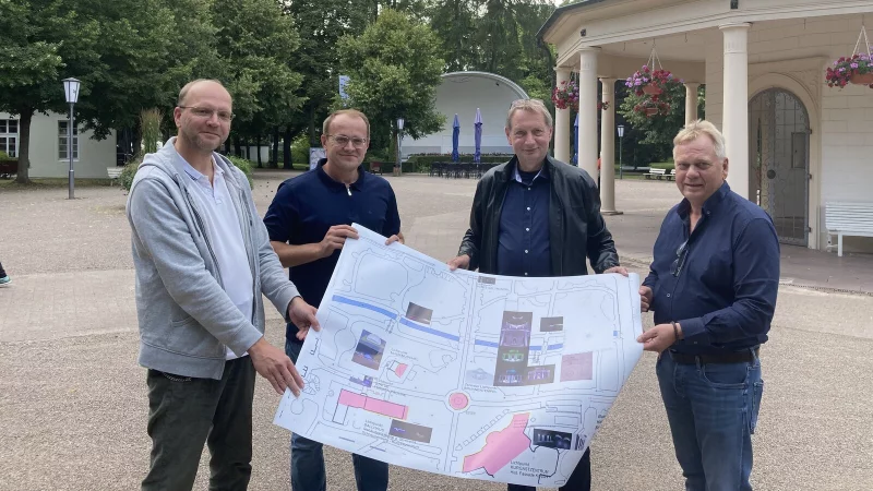 Veranstaltungstechniker Jens Schneider (von links), Peter T&ouml;ws von der Firma Elektro Rulle, Architekt Ludger H&uuml;ttenm&uuml;ller und Kurdirektor Thorsten Brandt zeigen die Lichtplanung, bei der der Brunnentempel zentraler Fixpunkt sein wird. - &copy; Cordula Gr&ouml;ne