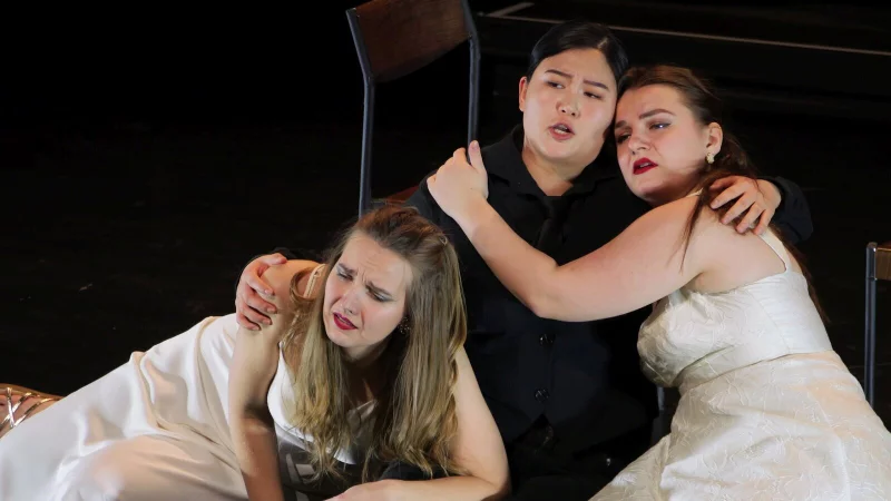 Starkes Rollenspiel im reduzierten B&uuml;hnenbild. Im komplizierten Dreiecksverh&auml;ltnis kann sich Ascanio (mitte) nicht entscheiden, wen er mehr liebt. Mit Virag Ilona Forizs (Nina; von links), Yerin Sim (Ascanio) und Ruslana Danchenko (Nena). - &copy; Thomas Kr&uuml;gler