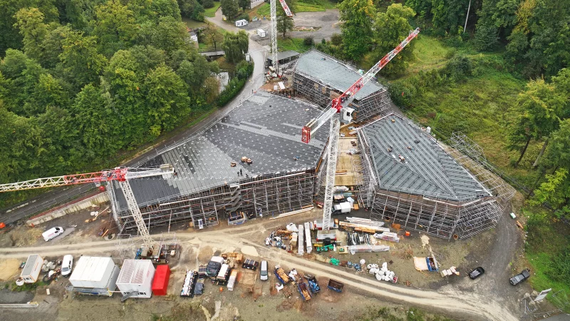 Das neue Eingangs- und Ausstellungsgebäude des Freilichtmuseums wächst seit Juni 2022 stetig empor. Hier eine Aufnahme von September 2024. - © LWL/Robin Jähne