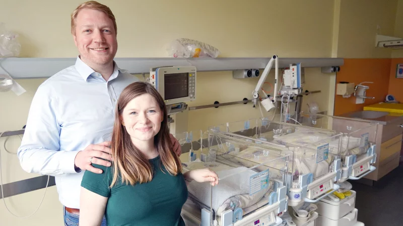 Mutter Kim Ohsiek und Vater Mathias Ohsiek an den Kinderbettchen ihrer Drillinge im Universitätsklinikum Minden. Nach dem ersten überwältigenden Schreck empfinden sie jetzt nur noch unendliche Dankbarkeit für ihre drei gesunden Kinder und ihre zweijährige Tochter Lena. - © MKK