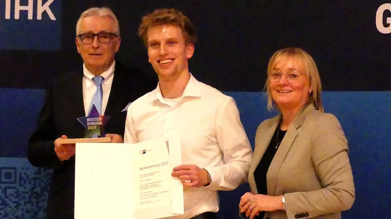 Holzmechaniker Joscha Weigel ist der Beste, und das sogar auf Landesebene. Links Pr&auml;sident Volker Steinbach, rechts Gesch&auml;ftsf&uuml;hrerin Svenja Jochens. - &copy; Rudi Rudolph