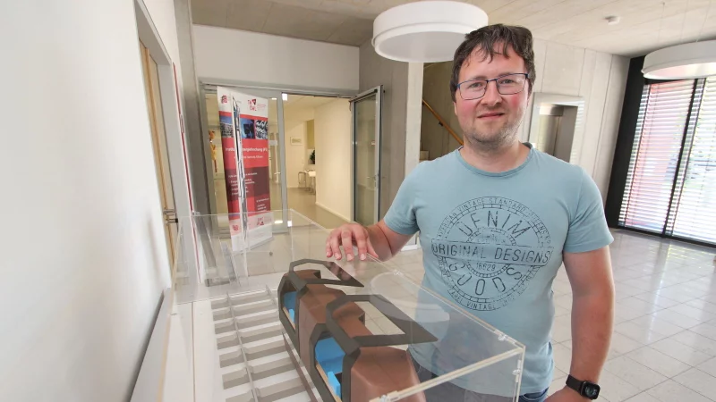 Martin Griese zeigt ein Modell des Monocabs. Um für die Entwicklung des Schienenfahrzeugs den Kontakt zur Wirtschaft zu halten, will die TH OWL eine Firma gründen. - © Jens Rademacher