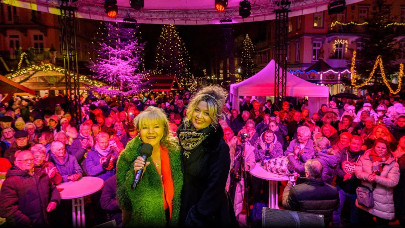 Von den Zuschauern gefeiert: Helga Hilpert (li.) und Sara Bennett. - © Carlhermann Schmitt