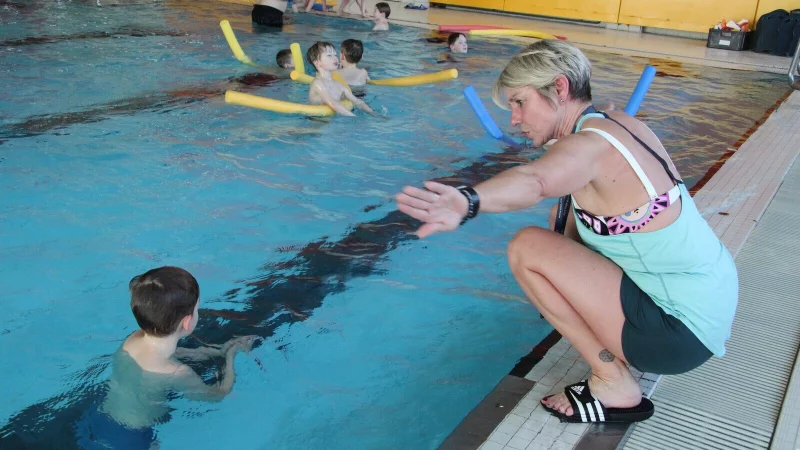 In ihrer Schwimmschule bringt Sabine Pettig ihren Sch&uuml;lern in kleinen, manchmal kleinsten Schritten die Technik bei. Ganz &auml;hnlich wird es bei den Erwachsenen sein - nur dass denen zu Beginn das Wasser bis zur H&uuml;fte gehen d&uuml;rfte. - &copy; Marianne Schwarzer
