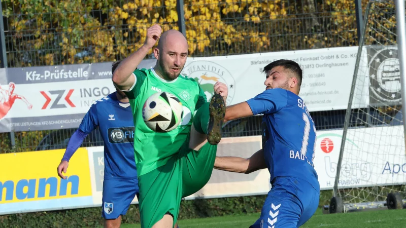 Einen Fu&szlig; voraus ist Helpups Jakub Zejglic eher am Ball, als der Bad Salzufler Hagit Aytan. - &copy; Paul Cohen
