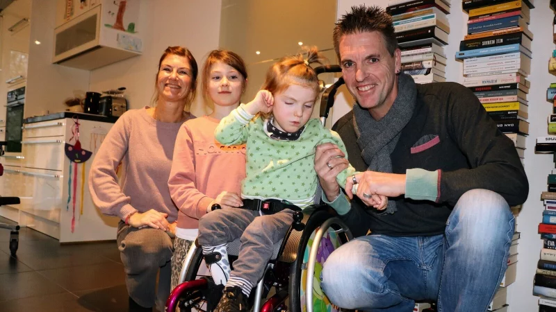 Britta und Jens Hellberg mit ihren Töchtern Antonia (8) und Ella (5). - © Janet König