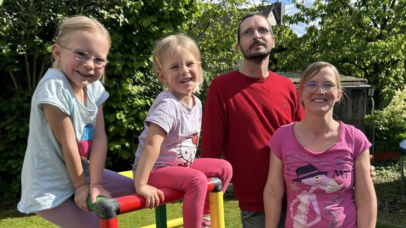 Mirjam und Christian Thiessen mit ihren T&ouml;chtern, der sechsj&auml;hrigen Celine (inks) und der vierj&auml;hrigen Lenja, im heimischen Garten in Leopoldsh&ouml;he. - &copy; Anna Lena Hinder