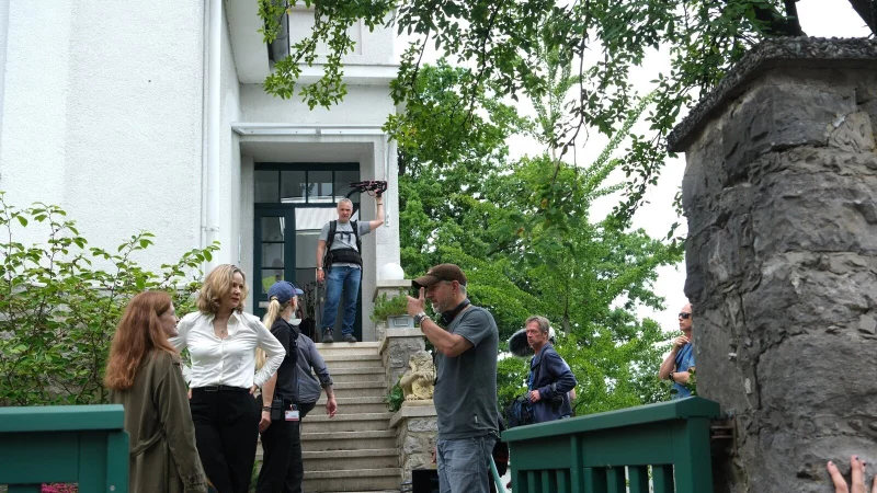 Bruno Grass (rechts) steht vor einer Villa in der Bandelstraße und erklärt die nächste Szene. - © Sven Koch