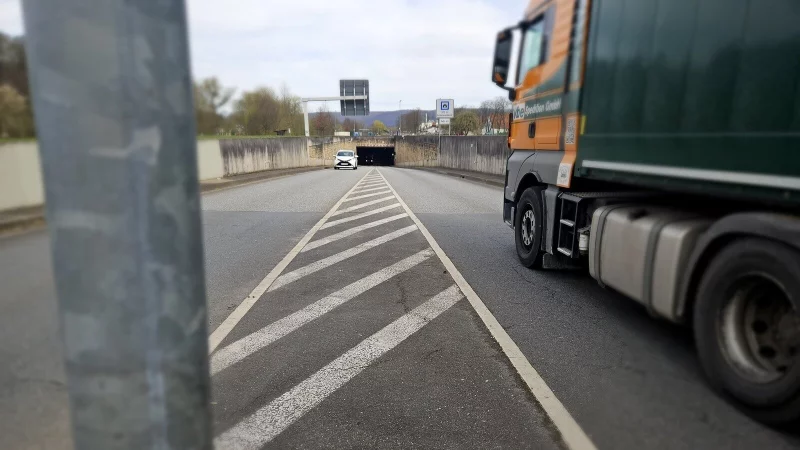 Der Emmerauentunnel in L&uuml;gde ist 24 Stunden lang nicht passierbar. - &copy; Janet K&ouml;nig