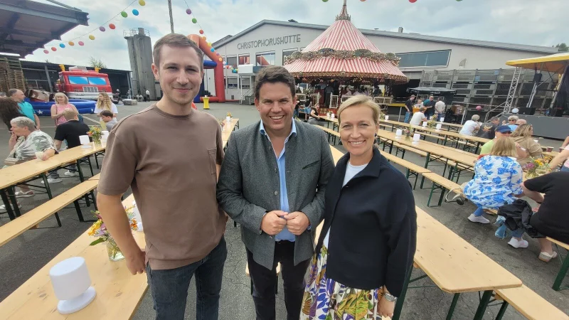 Zeit f&uuml;r ein Dankesch&ouml;n: Das Unternehmerpaar Christian Pahls (Mitte) und Ursula Pahls richtete den Mitarbeitern, die sich f&uuml;r den Neustart der Gie&szlig;erei sehr ins Zeug legen, ein Betriebsfest aus. Betriebsleiter Felix Sch&ouml;ne, der vor Ort die Gesch&auml;fte f&uuml;hrt, ist ebenso wie die Belegschaft erleichtert &uuml;ber die Rettung des Betriebes. - &copy; Ludger Osterkamp