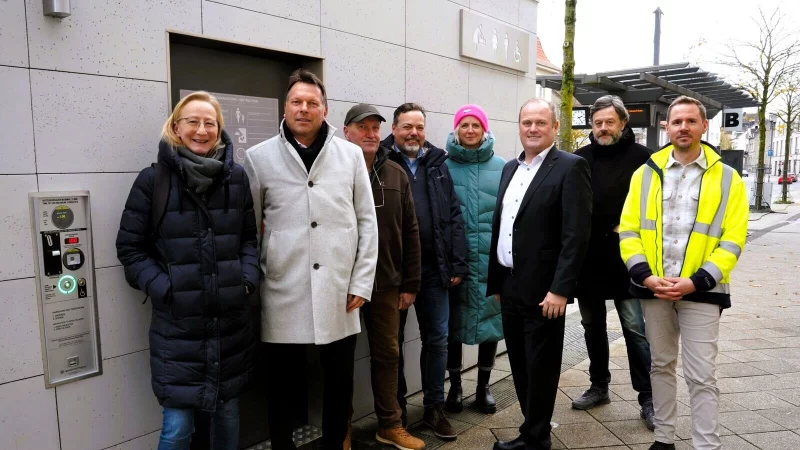 Haben einen Testlauf gemacht: (von links) Andrea Winterberg (Fachbereich Tiefbau), B&uuml;rgermeister Frank Hilker, Uwe Lamm (Immobilienmanagement), Sebastian Brinkmann (Abteilungsleiter Hochbau), Corinna Rox (Leiterin des Fachbereichs Kultur, Tourismus, Marketing), Paul Kirchg&auml;ssner (Werbegemeinschaft &bdquo;Die H&auml;ndler"), Hans M&uuml;ller-Hisje (Detmolder Stadthallen GmbH) und Dennis Neubauer (Team Tiefbauplanung). - &copy; Stadt Detmold