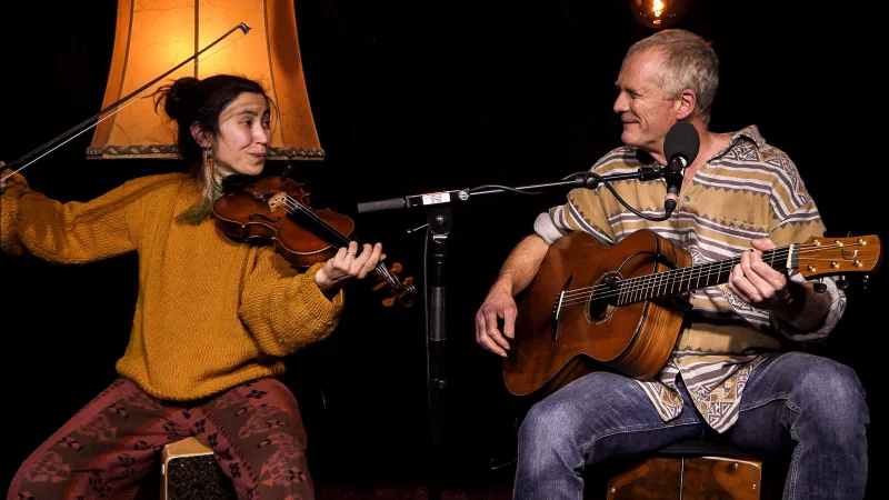 Musizieren im Blomberger Schweigegarten: Nehir Keskin-Korten und Robby Ballhause. - &copy; Bildrechte: Robby Ballhause