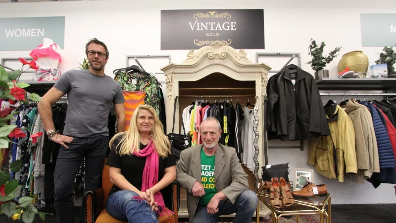 Michael Pedersen (v. l.), Petra Seehausen und Claudio Vendramin in der Vintage-Ecke. - © Björn Kenter