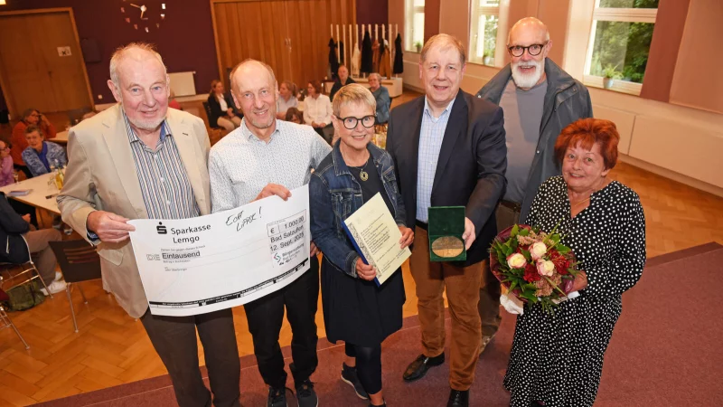 Udo Vo&szlig;henrich (von links, B&uuml;rgerstiftung), Heiner Begemann (Kirchenvorstand), Martina Hohnhorst (Kirchenvorstand), Dr. Stefan Wiesekopsieker (Heimat- und Versch&ouml;nerungsverein) Bernhard Dr&ouml;ge (Kirchenvorstand), Marion von Canstein (stellv. B&uuml;rgermeisterin) - &copy; Nicole Ellerbrake