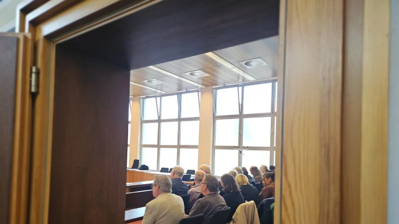 Der Saal 165 ist am Freitagvormittag wieder voll besetzt. Im Betrugsprozess um die angeklagte Anw&auml;ltin wird ein Urteil erwartet. - &copy; Janet K&ouml;nig