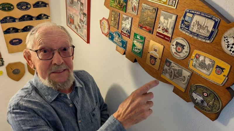 Ein Leben "auf Achse": Werner Klaas zeigt einige der zahllosen Plaketten, die er bei Oldtimer-Ausfahrten und -Rallyes gesammelt hat. Klaas verbindet wundersch&ouml;ne Erinnerungen damit. - &copy; Annika Langhagel