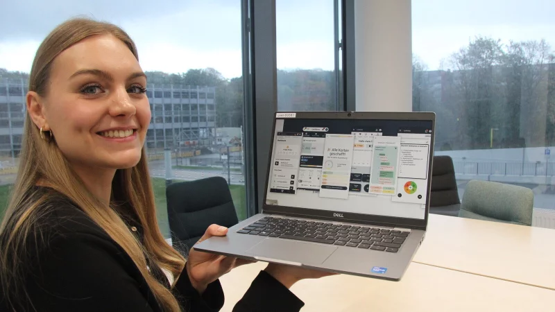 Die Bielefelder Jura-Studentin Patricia Sommer zeigt den Prototyp der Lern-App von "Lexmea". - &copy; Carolin Nieder-Entgelmeier
