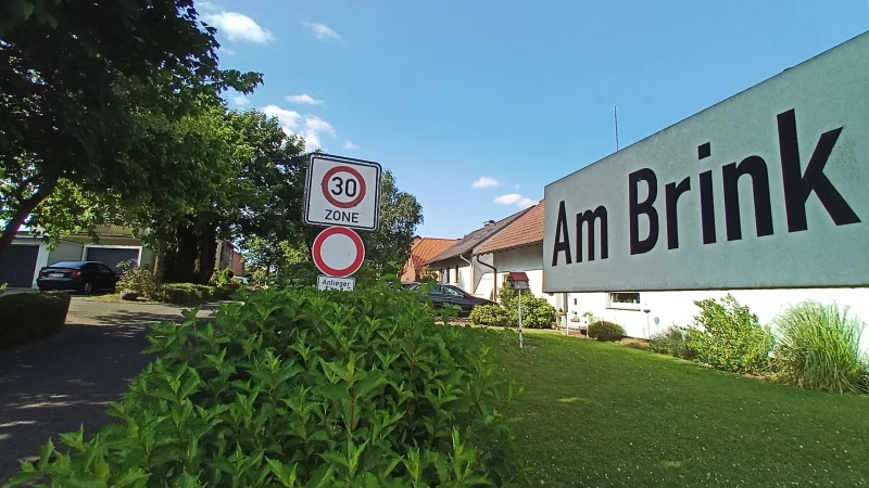 In Almena werden die Abwasserkan&auml;le saniert und auf Trennkanalisation umgestellt. Damit gibt es eigene Kan&auml;le f&uuml;r Regen- und f&uuml;r Schmutzwasser. Den Anfang macht die Stra&szlig;e Am Brink. - &copy; Jens Rademacher