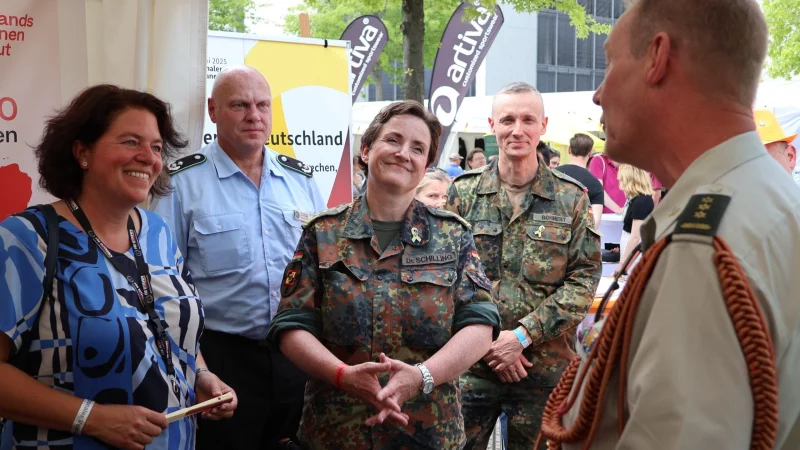 Kerstin Vieregge, CDU-Bundestagsabgeordnete aus Lippe, ist beim Veteranentag in Berlin dabei. - © Bildrechte: Kerstin Vieregge