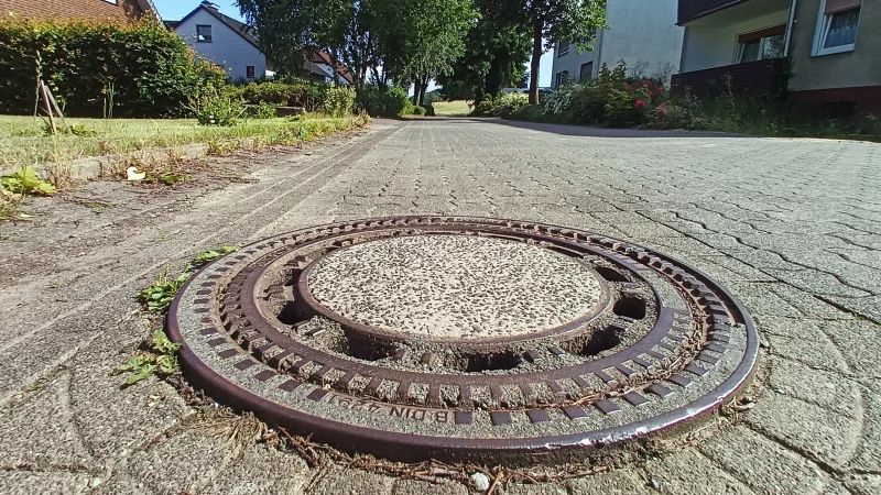 In Almena werden die Abwasserkanäle saniert und auf Trennkanalisation umgestellt. Damit gibt es eigene Kanäle für Regen- und für Schmutzwasser. Den Anfang macht die Straße "Am Brink". - © Jens Rademacher