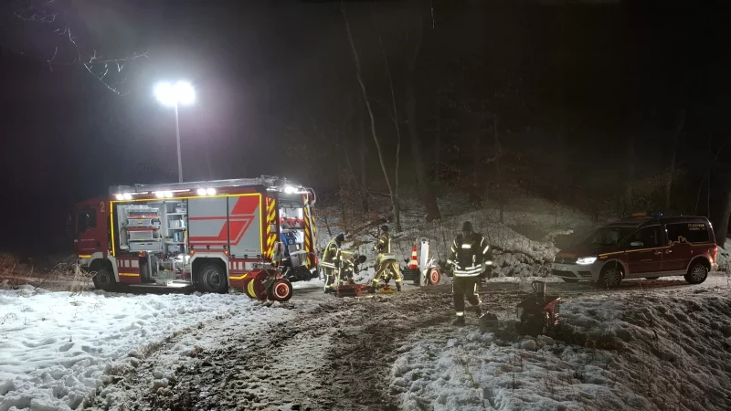 23-J&auml;hriger stirbt durch Schuss bei Jagd: Die Freiwillige Feuerwehr Warburg unterst&uuml;tzte im Wald bei N&ouml;rde die Polizei unter anderem durch das Ausleuchten der Einsatzstelle. - &copy; Feuerwehr Warburg
