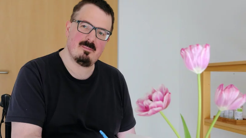 Marc Ebmeyer hält sich gerne in seinem Zimmer auf. Dort schreibt er seine Gedanken nieder oder hört Musik. - © Heike von Schulz