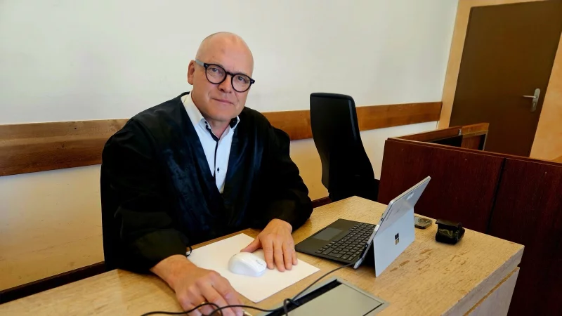 Ein neues Gesicht auf der Anklagebank: Rechtsanwalt Hans-Peter Gunkel aus Bielefeld vertritt nun die 32-j&auml;hrige Rechtsanwaltsfachangestellte, die sich zuvor als Mitangeklagte im Verfahren gegen ihre ehemalige Chefin verantworten musste. - &copy; Janet K&ouml;nig