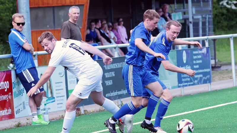 Brakes Rene Reuland (links) im Duell mit den Kirchheiden Michel Ebert und Sascha Wotzke - © Paul Cohen