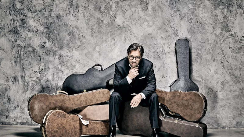 Ein Mann, viele Saiteninstrumente: Al Di Meola ist einer der erfolgreichsten Gitarristen unserer Zeit. Im Oktober ist er zu Gast in Bad Salzuflen. - © Ben Wolf