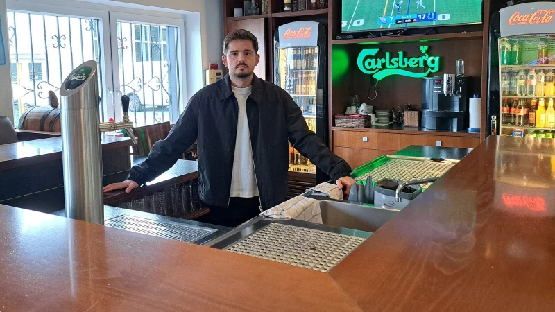 Dzenan Gruda hilft in der G&uuml;tersloher Soccerhalle "All in", wo er kann. Auch im Gastronomiebereich packt der 26-J&auml;hrige mit an. - &copy; Matthias Reiprich