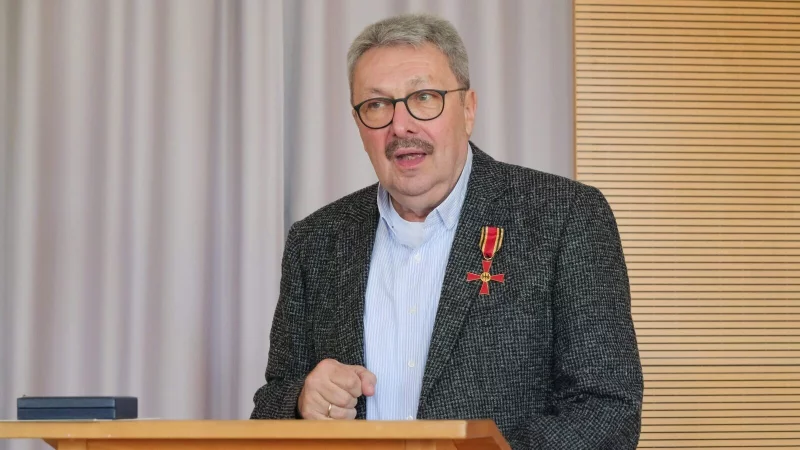 Christian Petschick bei seiner Dankesrede im Gemeindehaus St. Marien in Lemgo. - © Thomas Krügler