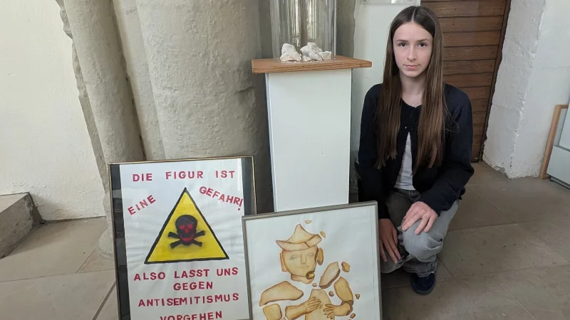 "Das Relief ist nichts Gutes. Es muss weg." Die 15-j&auml;hrige Leni Hempelmann hat gemeinsam mit zwei Mitsch&uuml;lern eine Kombination aus Skulptur und Videoinstallation geschaffen, bei der die "Judensau" zu Bruch geht. Die kaputten Teile werden ausgestellt. - &copy; Annika Langhagel