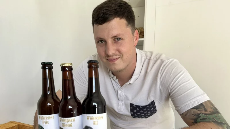 Philipp L&ouml;ffler zeigt seine drei Standard-Biersorten, die immer wieder durch Au&szlig;ergew&ouml;hnliches erg&auml;nzt werden. - &copy; Nicole Sielermann