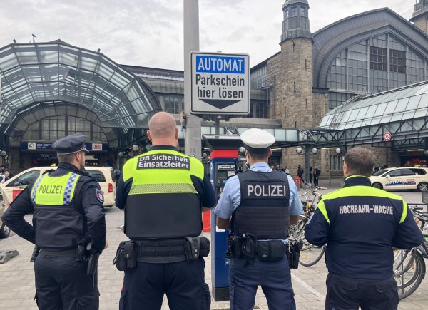 Sicherheitskräfte sind dafür zuständig, das geltende Waffenverbot rund um den Hamburger Hauptbahnhof zu kontrollieren. - © Franziska Spiecker/dpa
