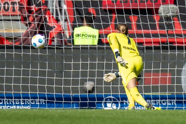 Magdeburgs Torhüter Dominik Reimann schaut Lohkempers Treffer hinterher. - © Ulrich Gamel/kolbert-press/dpa