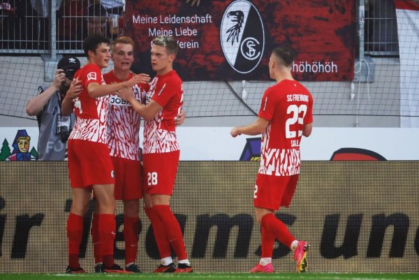 Die Spieler des SC Freiburg bejubeln das 2:0 durch Philipp Lienhart (2.v.l.). - © Philipp von Ditfurth/dpa